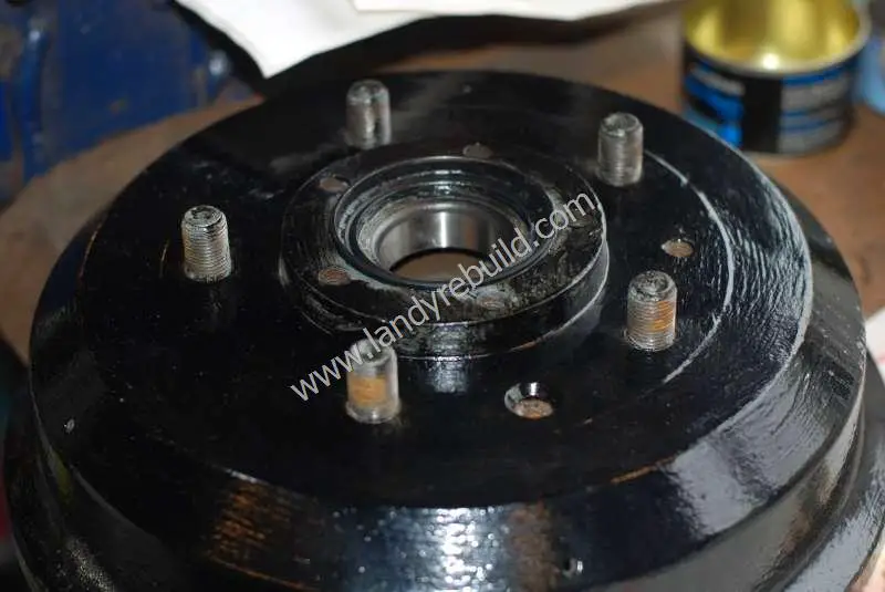 Installation of rear axle hub bearings